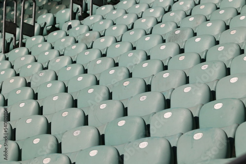 Rzędy składanych krzesełek w stadion na powietrzu. Arena