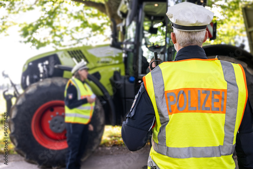 Polizei kontrolliert landwirtschaftliche Fahrzeuge - Traktor