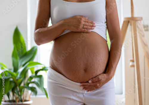 Obraz na płótnie Pregnant belly with stretch marks