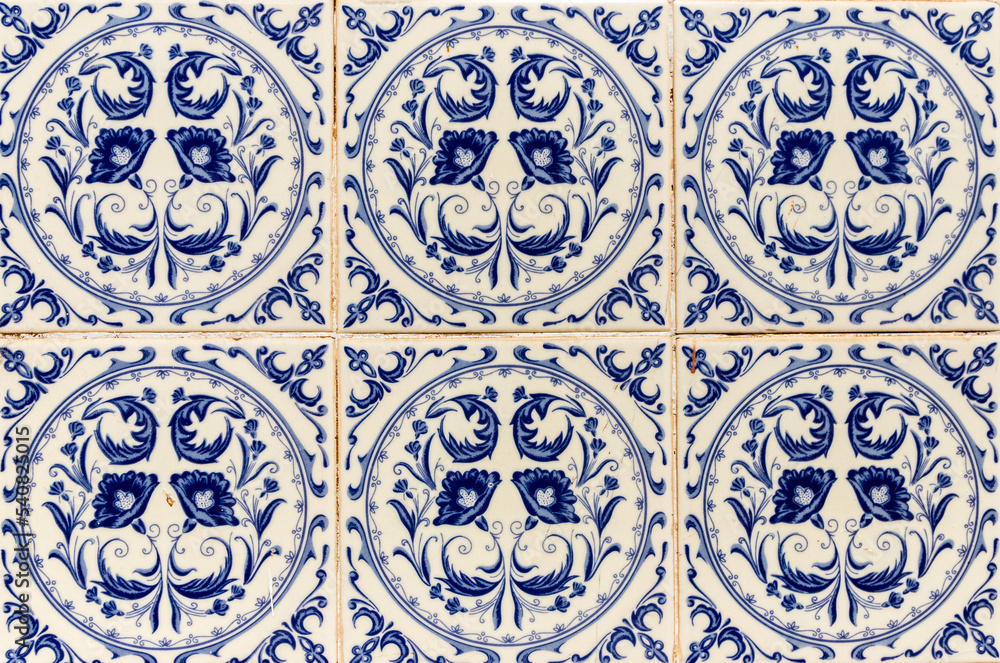 Azulejo colonial em fachada de casarão histórico - São Luís, MA.