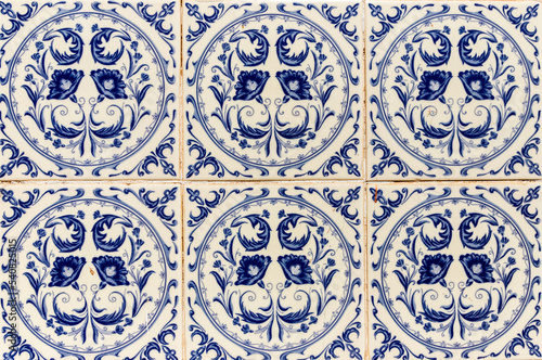 Azulejo colonial em fachada de casarão histórico - São Luís, MA.