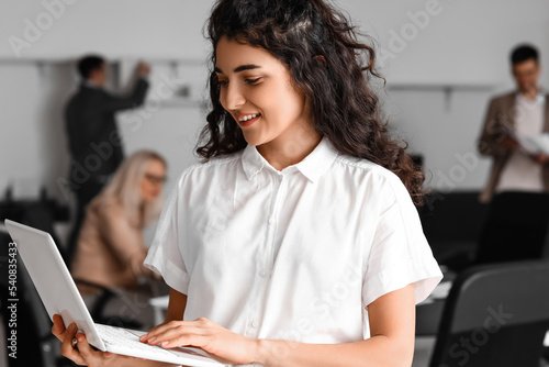 Young businesswoman with la...