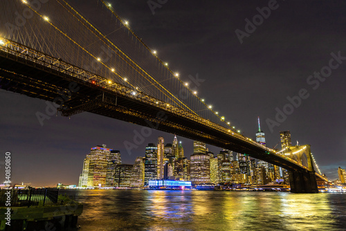 Fototapeta Naklejka Na Ścianę i Meble -  Brooklyn Bridge and Manhattan at night