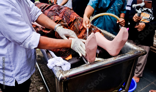 Canvas Print training on how to wash the corpse the Islamic way