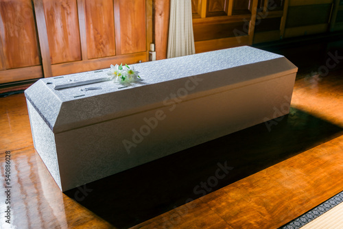 お葬式の棺桶と仏花 