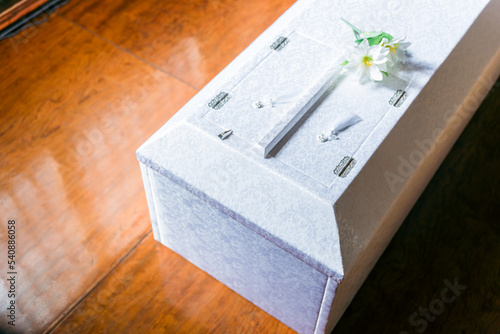 お葬式の棺桶と仏花
 photo