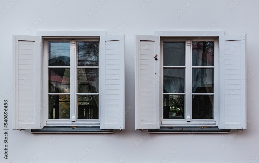 Obraz na płótnie 2 okna z białymi framugami na białej ścianie.  w salonie