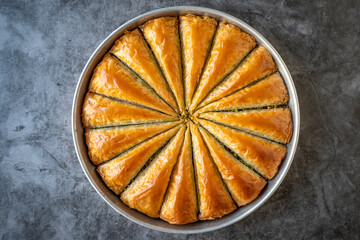 Papier peint photo Restaurant Baklava turc carotte pistache traditionnel  © enezselvi