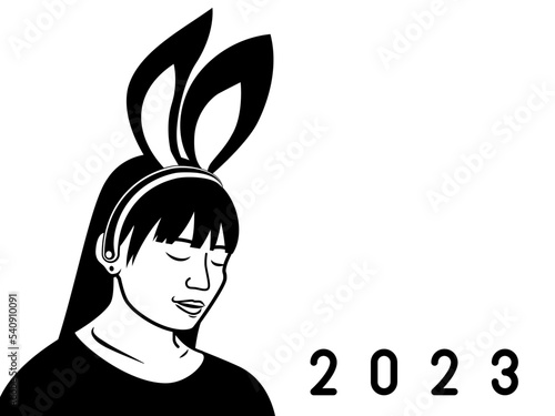 うさ耳の女性。目をつぶり、2023年は聞く力を発揮している。卯年の年賀状素材。