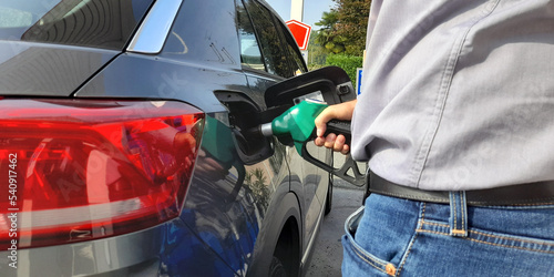 Fare rifornimento di carburante alla propria auto prima di partire per un viaggio photo