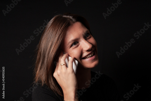 femme souriante au téléphone