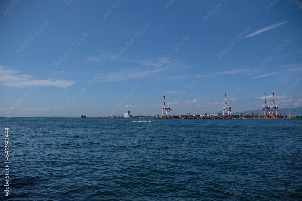 大阪港、桟橋、船、日本海、青空と白い雲