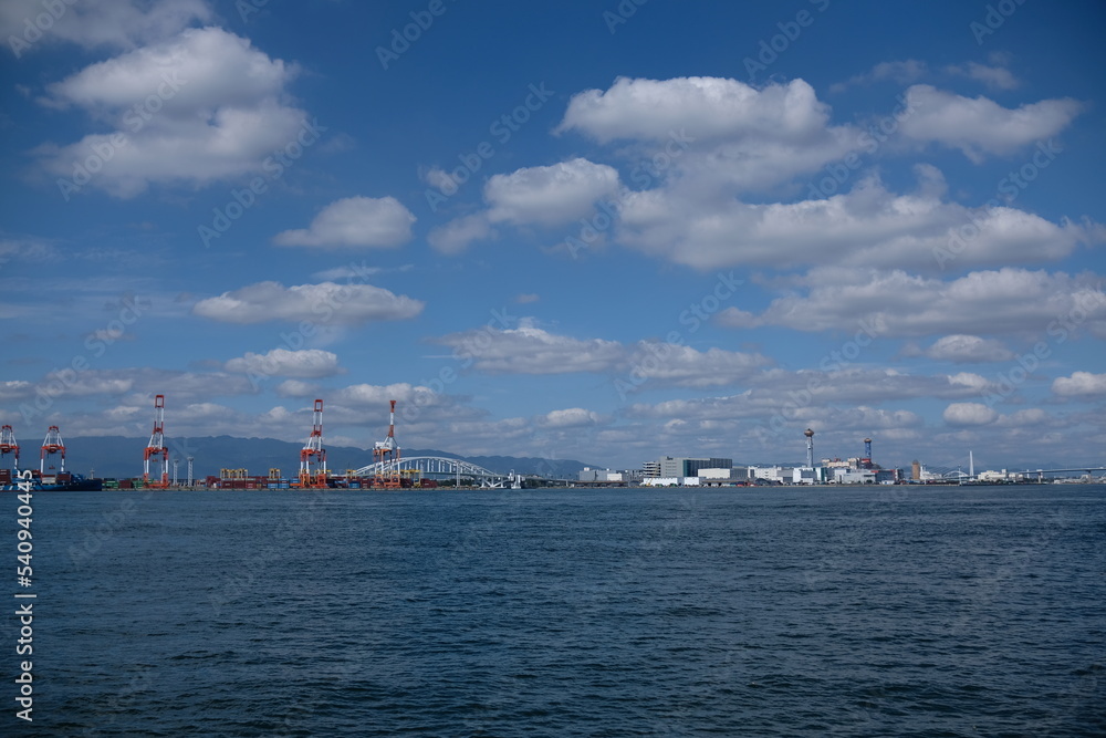 大阪港、桟橋、船、日本海、青空と白い雲