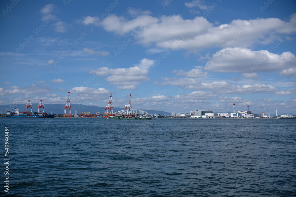 大阪港、桟橋、船、日本海、青空と白い雲