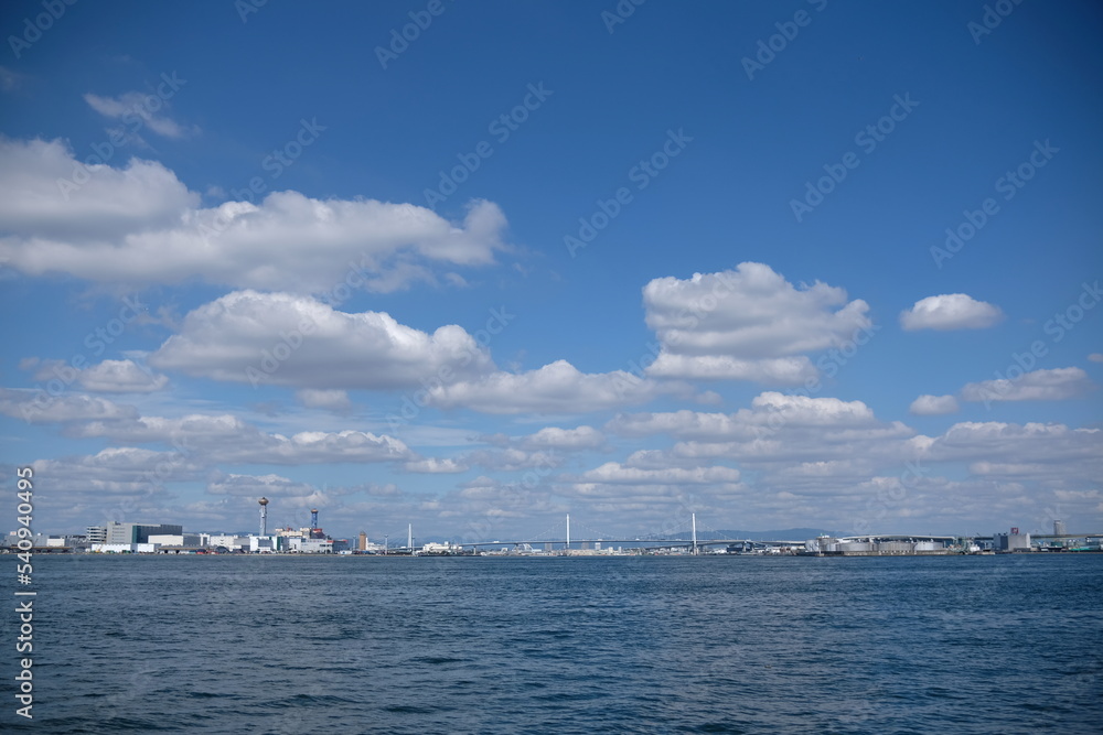 大阪港、桟橋、船、日本海、青空と白い雲