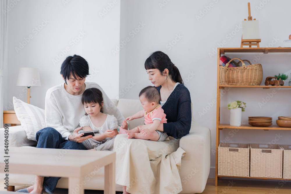 家族団らんの時間を過ごす家族