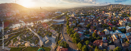 Obraz na płótnie Panoramic aerial view of a summer sunset over downtown Tbilisi, Georgia. Rike Park in the foreground w salonie