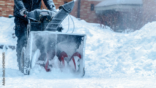Foto a janitor on a snowplow removes snow in the courtyard of a residential building