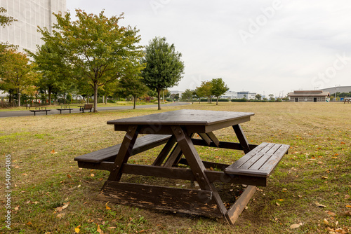 公園のテーブル付きベンチ