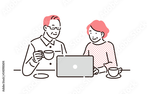パソコンを見るシニア夫婦