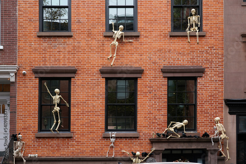 фотографія New York, NY- Skeletons invade a Manhattan brownstone for Halloween