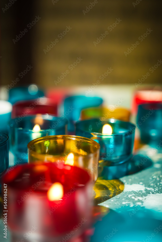 Bougies allumées dans une église Bougies allumées dans une église