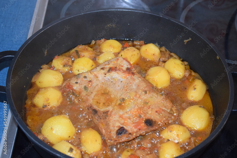 Schwinebaucheintopf mit Kartoffeln und Paprika Schwinebaucheintopf mit Kartoffeln und Paprika