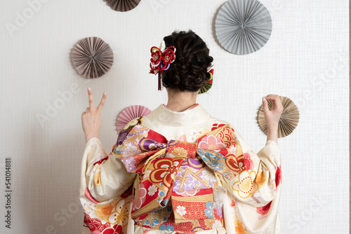 Pose by hand to commemorate the age of 20