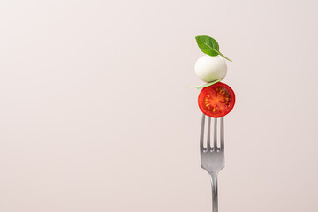 Papier peint photo Restaurant Salade caprese tomate mozzarella basilic  © Anna Puzatykh