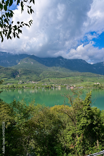Panoramablick auf den Kalterer See / Lago di Caldaro, Kaltern, Provinz Bozen, Südtirol Italien im Sommer photo