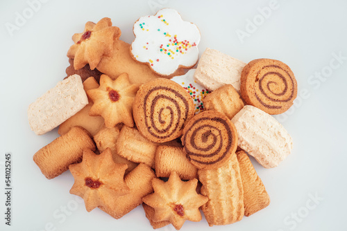 Deliciosos biscoitos caseiros. docinhos amanteigados. bolacha caseira. Biscoitos amanteigados feitos em casa.  photo
