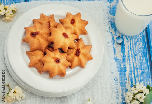 Deliciosos biscoitos caseiros. docinhos amanteigados. bolacha caseira. Biscoitos amanteigados feitos em casa.  photo