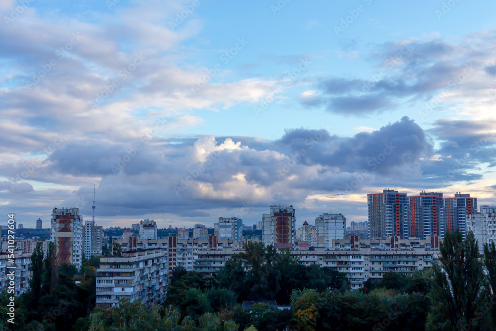 Obraz premium Clouds in the light blue sky above the city