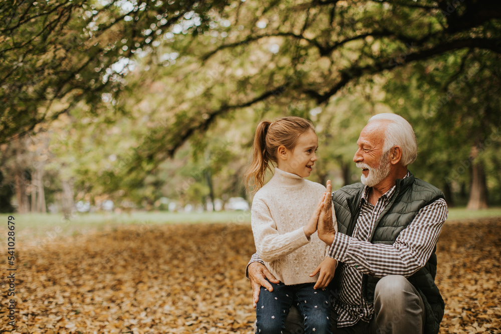 Фотосессия дедушки с внучками в студии. My grandfather is the. Grumpy grandpa. My grandfather is the. Дедушка рисунок.