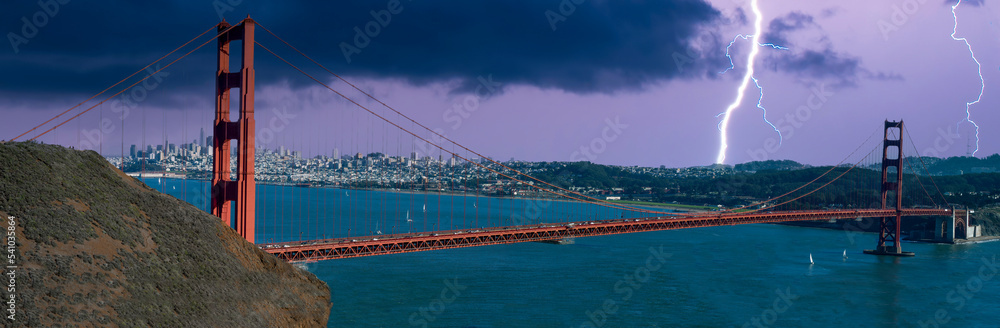 Fototapeta premium Thunderstorm over Golden Gate Bridge