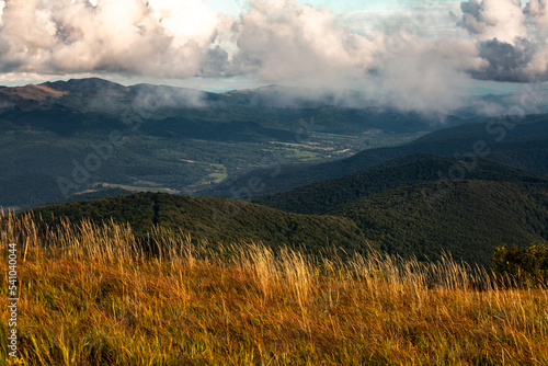 Sierpniowy widok z Wielkiej Rawki na Tarnicę, Dolinę Wołosatego i Karpaty Ukraińskie, Bieszczady, Polska