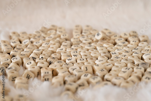 ensemble de petites perles avec des lettres avec un fondu flou en haut et en bas photo