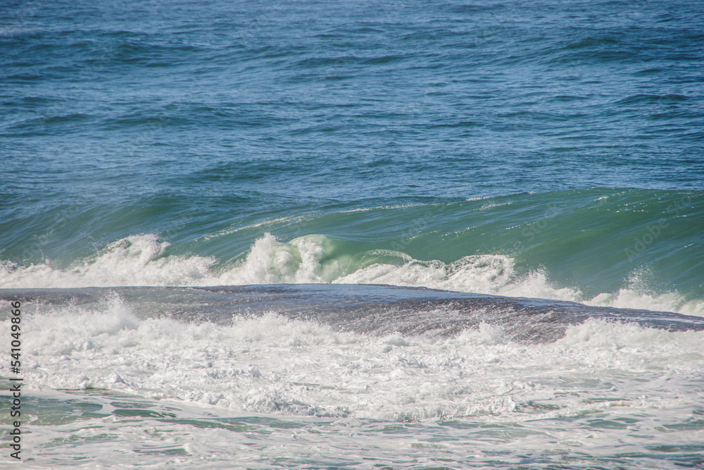 Obraz premium wave known as shorebreak at post six on Copacabana Beach in Rio de Janeiro, Brazil.