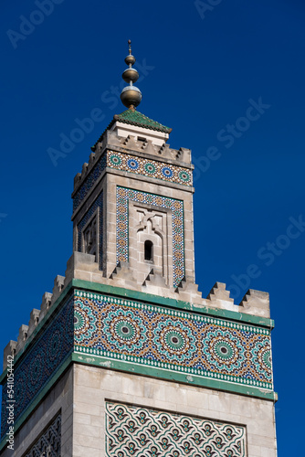 Sommet du minaret de 33 mètres de la grande mosquée de Paris, France, construite en 1926 dans le style hispano-mauresque