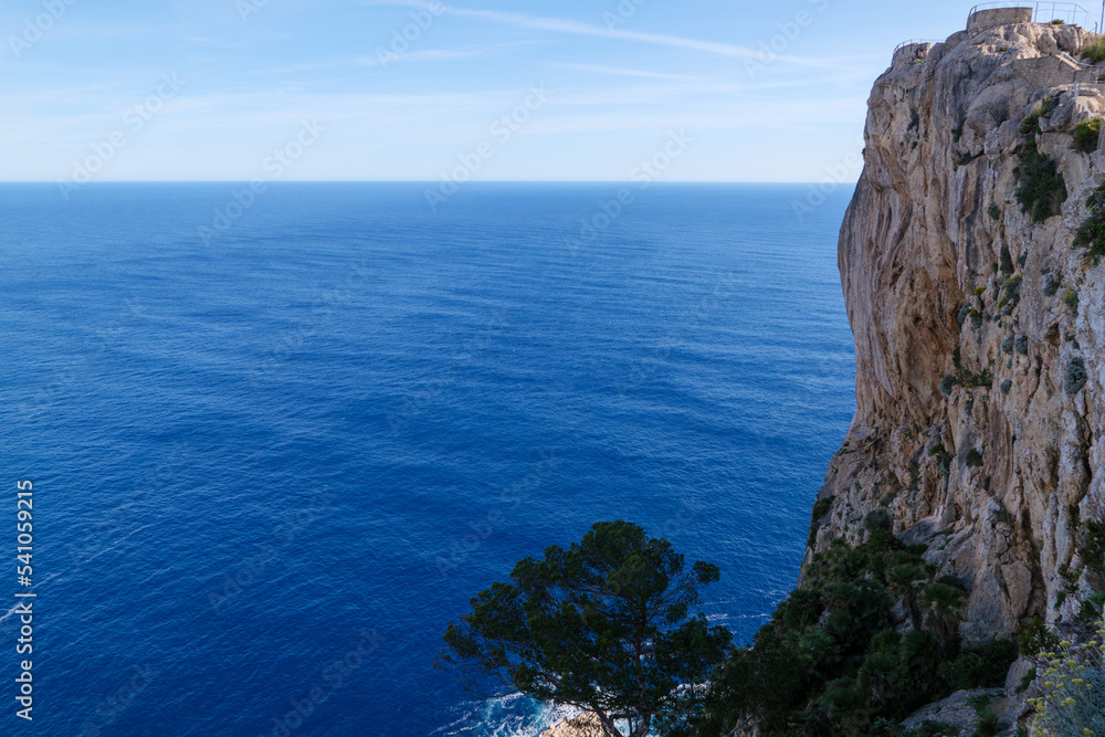 Wunderschöner Ausblick auf Felsen und Mittelmeer am Mirador del Colomer am Cap Formentor auf der Baleareninsel Mallorca