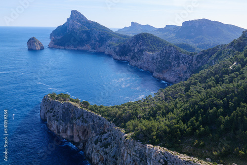 Wunderschöner Ausblick auf Felsen und Mittelmeer am Mirador del Colomer am Cap Formentor auf der Baleareninsel Mallorca © Edda Dupree