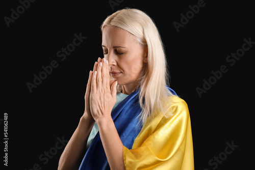 Mature woman with flag of U...