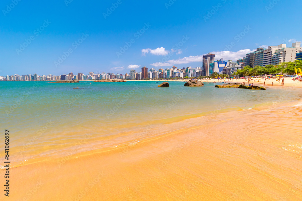 Obraz premium onda do mar transparente na praia da costa, Itaparica, Vila Velha, Vitória, Espirito Santo, Brasil