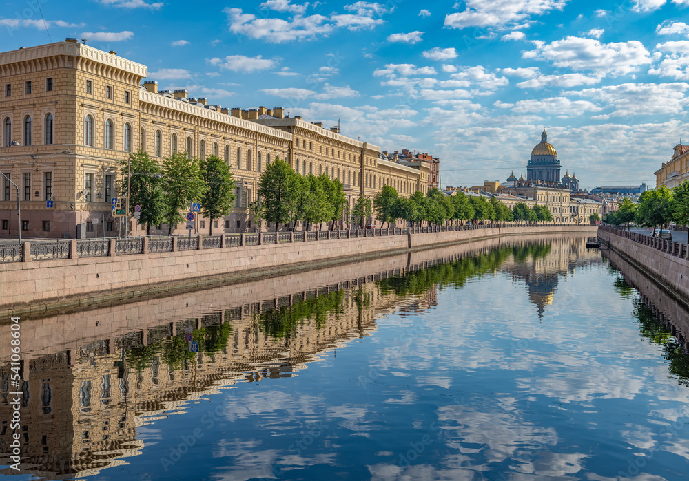Fototapeta premium Saint Isaac Cathedral across Moyka river, Saint Petersburg, Russia