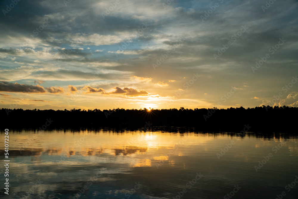 Sonnenuntergang im Dschungel