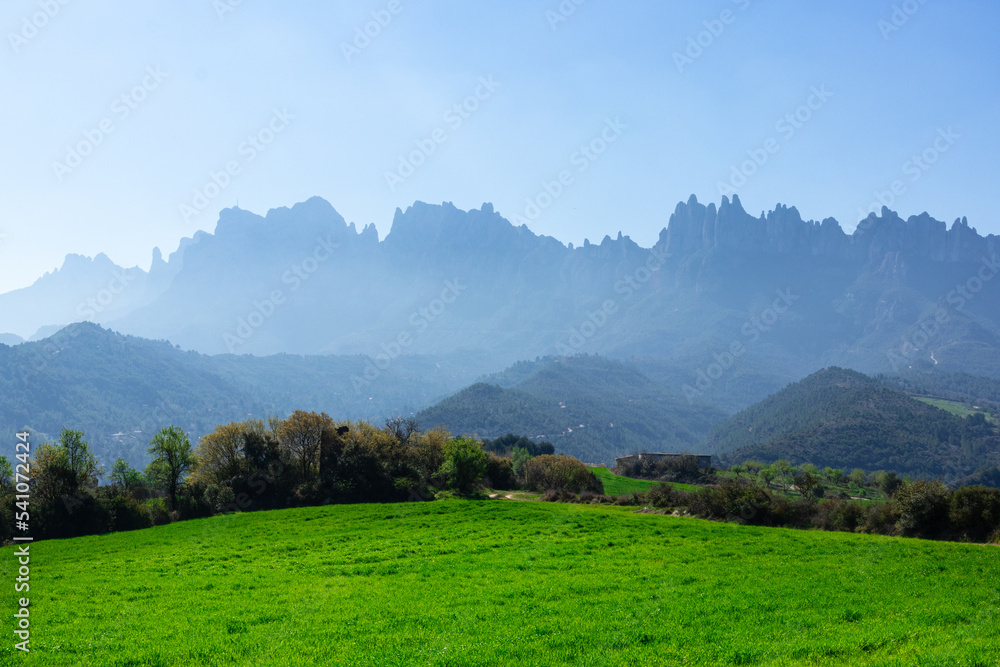 Montaña de Montserrat con nieblilla. 