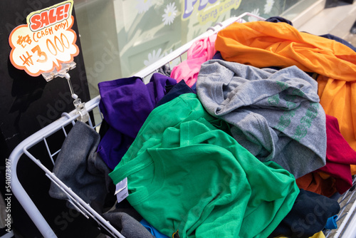 Fotografija A shopping basket filled with clothes with a note: Sale, cash only