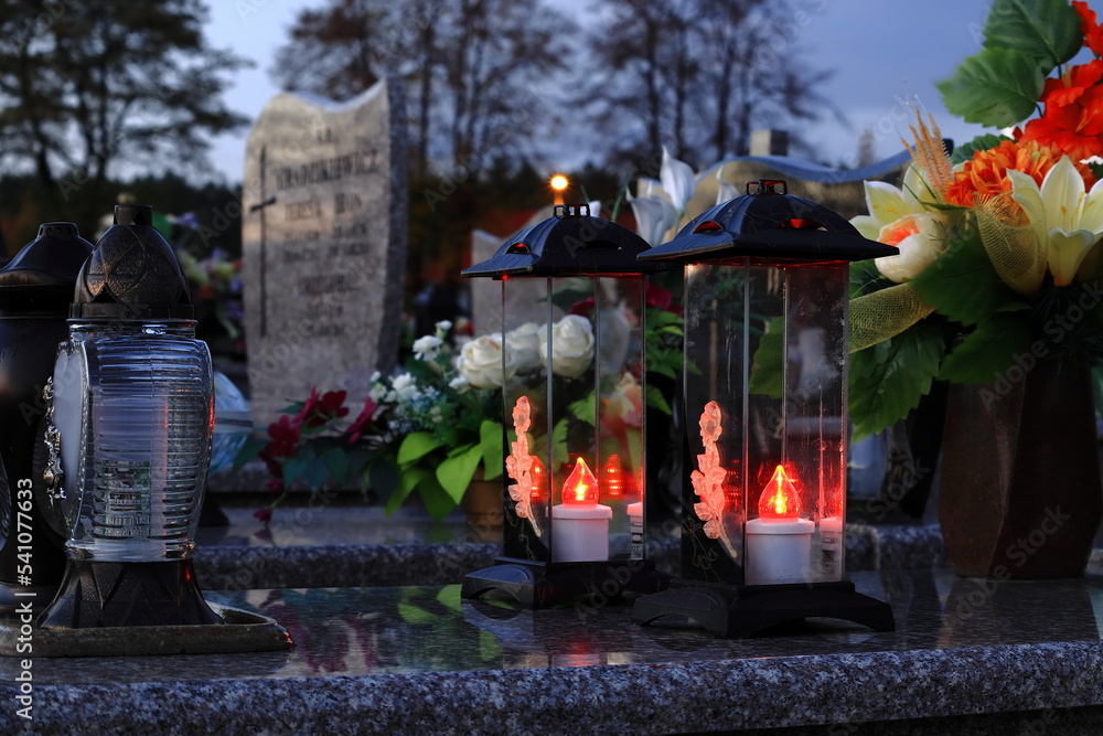 znicze umieszczone na cmentarzu, symbol pamięci
