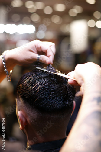 barbero cortando el pelo con peine y tijera © planeta11