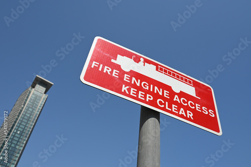 incendie pompier urgence vehicule secours panneau route prioritaire